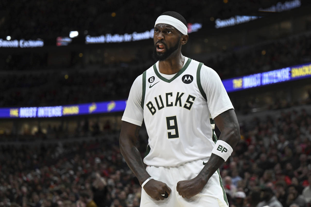 Milwaukee Bucks' Bobby Portis celebrates his 3-point basket against the Chicago Bulls during the se...
