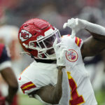 McKinnon's 26-yard run in OT lifts Chiefs over Texans 30-24