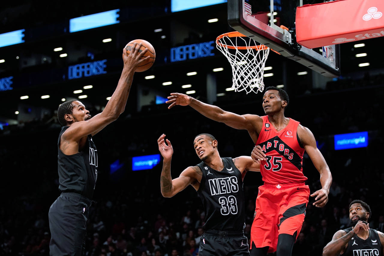 Brooklyn Nets forward Kevin Durant (7) and forward Nic Claxton (33) and Toronto Raptors forward Chr...
