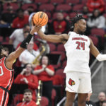 Louisville gets first win of season behind Ellis' 30 points