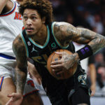 Randle stays hot, scores 33 as Knicks top Hornets 121-102
