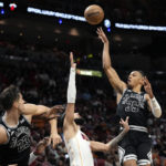 On Popovich's coaching anniversary, Spurs top Heat 115-111