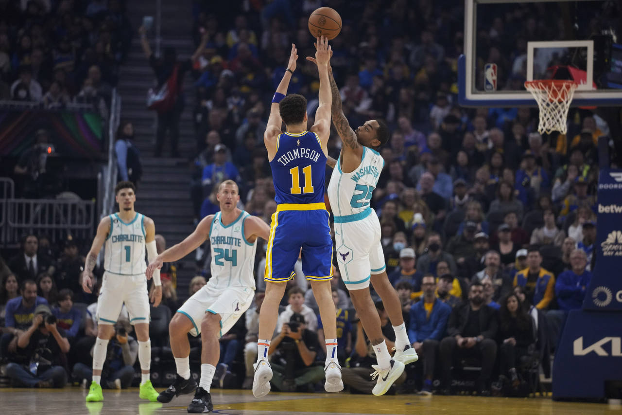 Golden State Warriors guard Klay Thompson (11) shoots a 3-point basket over Charlotte Hornets forwa...