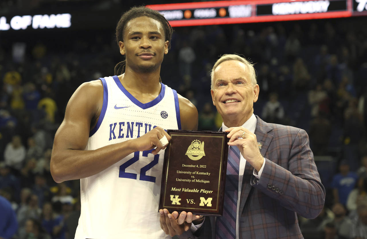 Kentucky Wildcats' Cason Wallace (22) receives the award as the most valuable player of the NCAA ba...