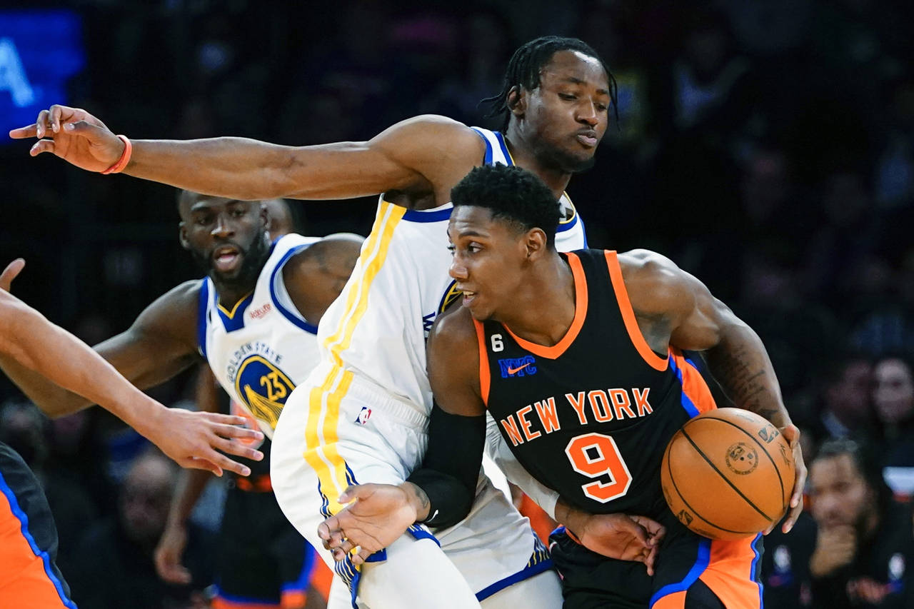New York Knicks' RJ Barrett (9) drives past Golden State Warriors' Jonathan Kuminga (00) during the...