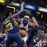Curry injures shoulder, Pacers hold off Warriors 125-119