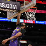 Lakers' Anthony Davis misses 2nd half with right foot injury