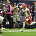 McKinnon's 26-yard run in OT lifts Chiefs over Texans 30-24