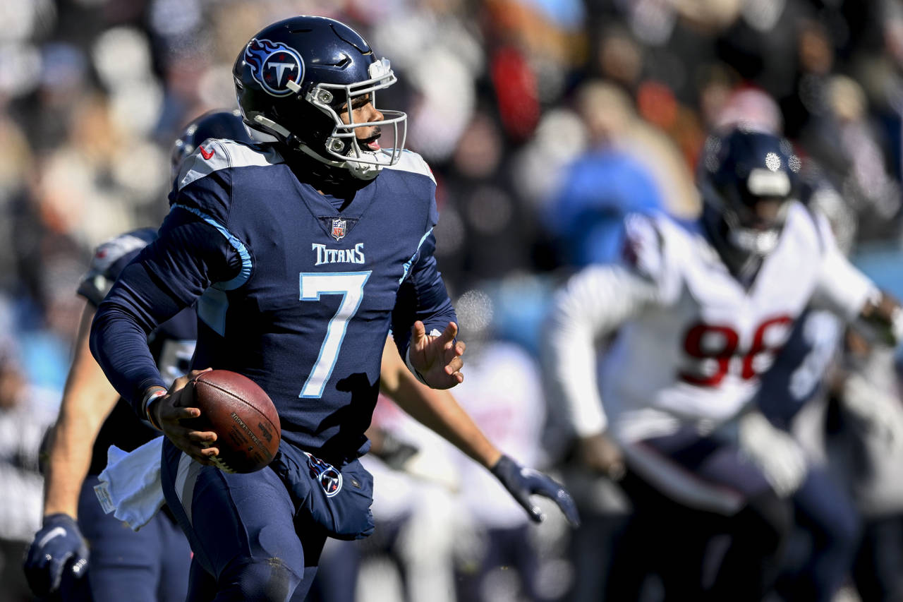 Tennessee Titans quarterback Malik Willis (7) runs out of the pocket against the Houston Texans dur...
