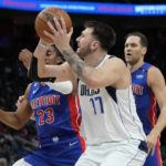 Hayes leads Pistons to overtime victory over Mavericks