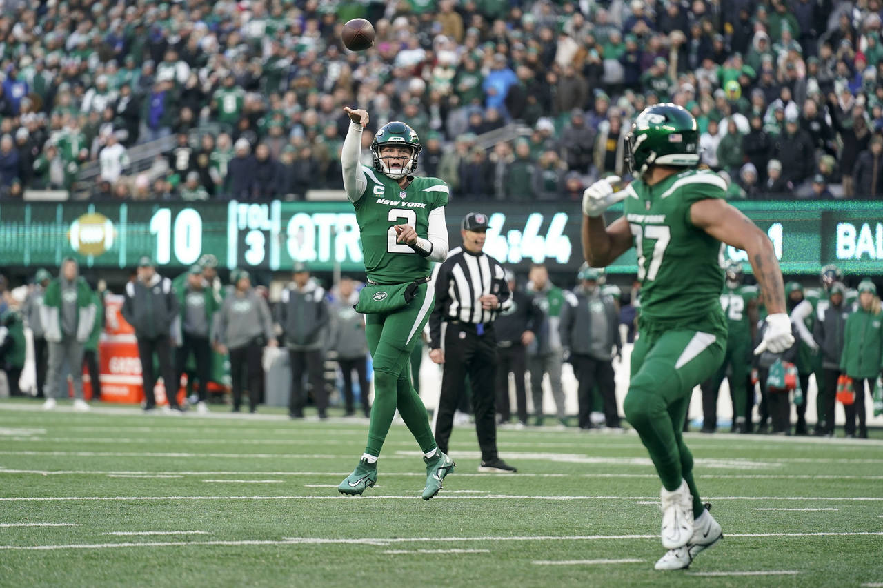 New York Jets quarterback Zach Wilson (2) throws a touchdown pass to New York Jets tight end C.J. U...