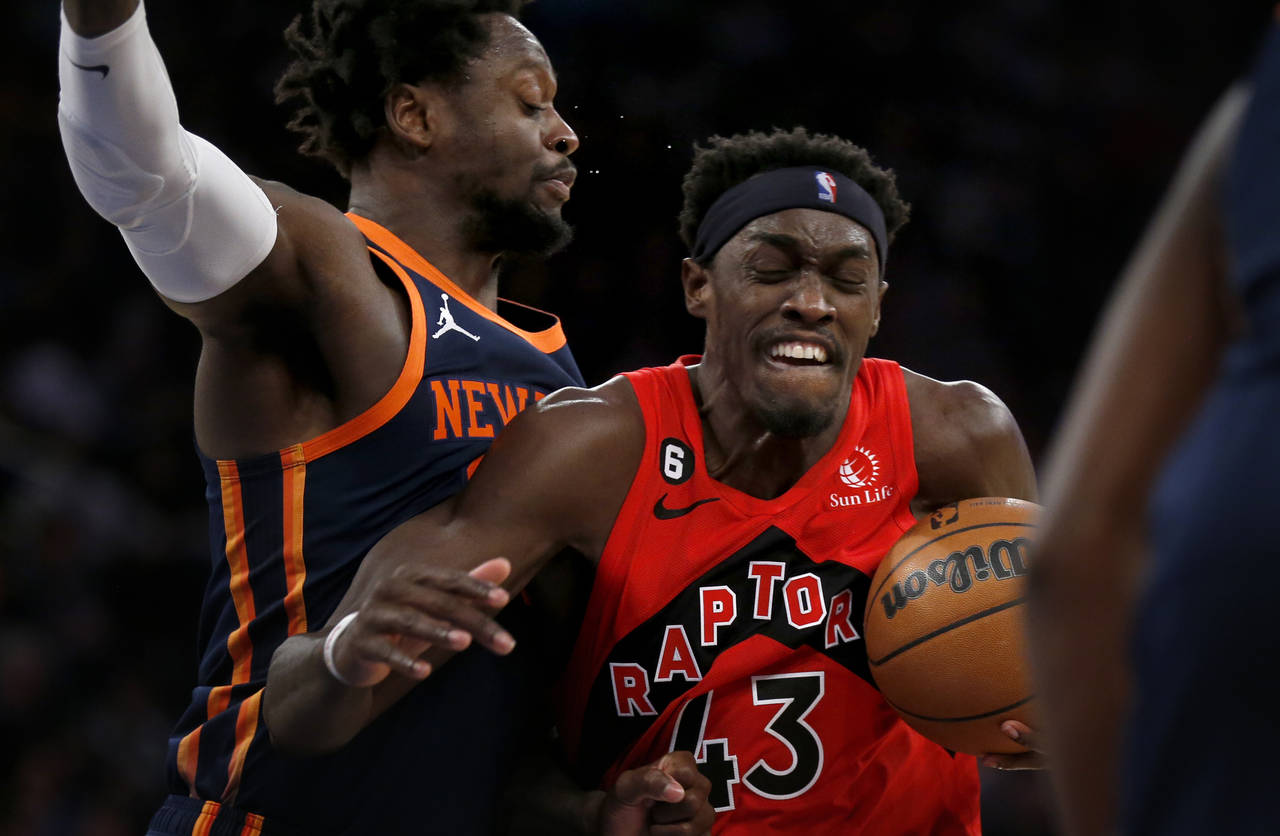 Toronto Raptors forward Pascal Siakam (43) drives past New York Knicks forward Julius Randle, left,...