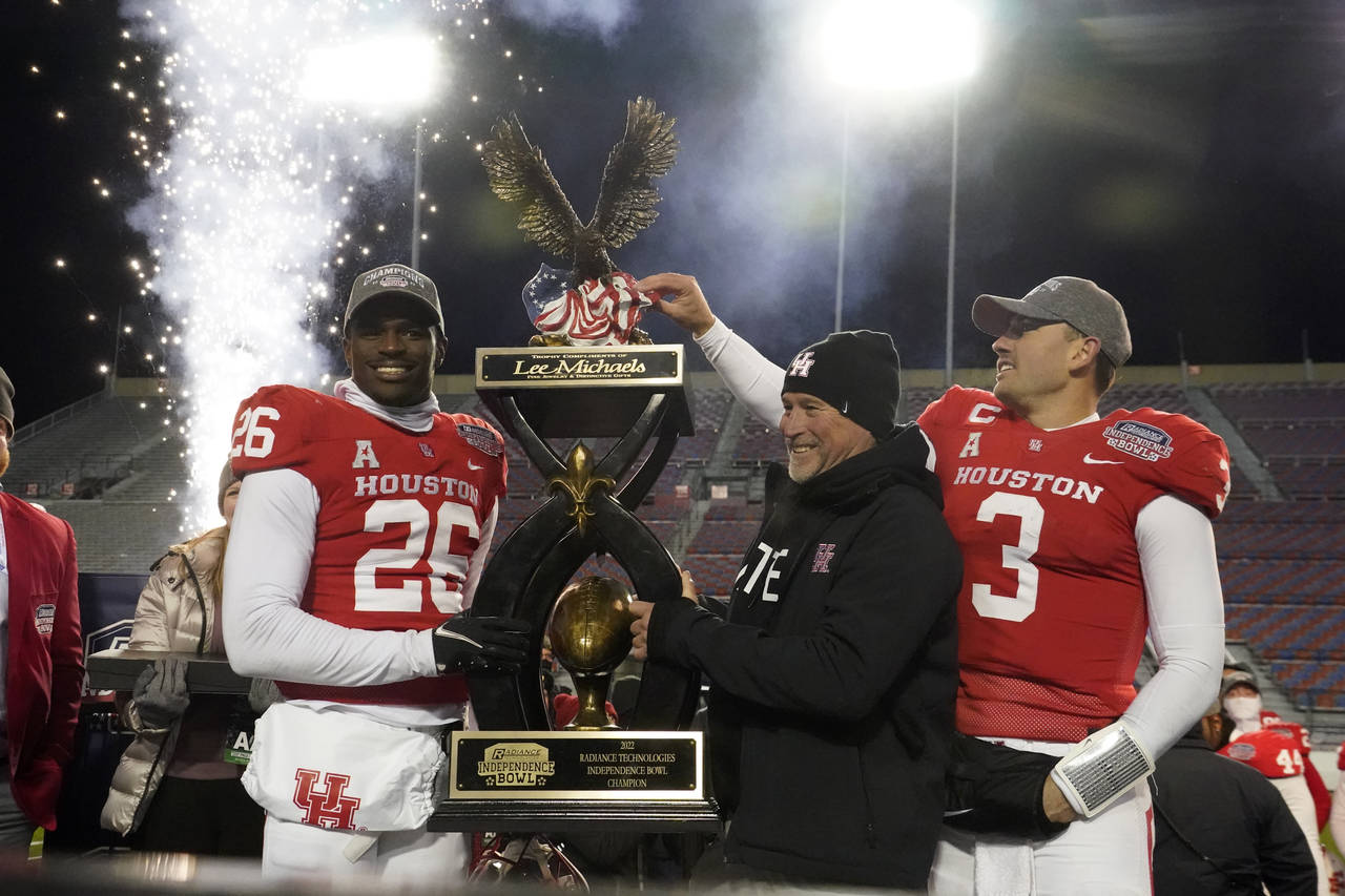 CORRECTS TO ART GREEN NOT MOSES ALEXANDER - Houston head coach Dana Holgorsen, center, looks on as ...