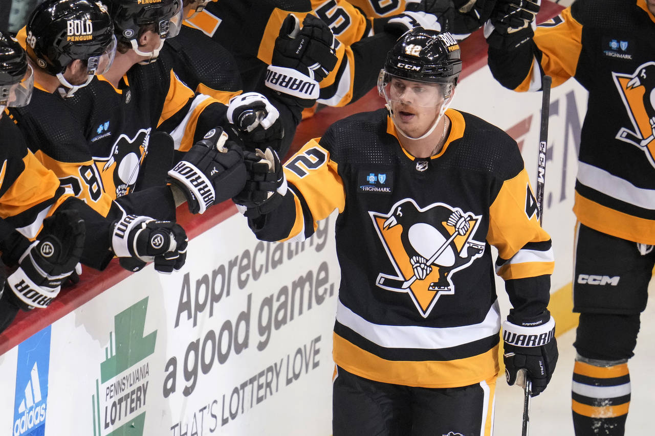 Pittsburgh Penguins' Kasperi Kapanen (42) returns to the bench after scoring the first of his two g...