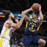 Curry's shoulder injury latest concern for Warriors