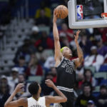 McCollum scores 40, Pelicans top Spurs 126-117 to end skid