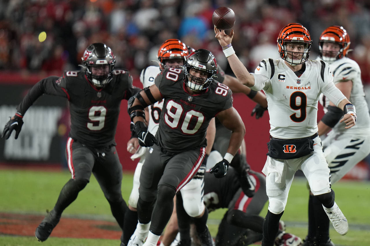Cincinnati Bengals quarterback Joe Burrow (9) throws a pass against the Tampa Bay Buccaneers during...