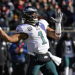 AP source: Eagles QB Hurts suffers sprained right shoulder