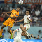 Dumfries gets kissed as Oranje reach World Cup quarterfinals