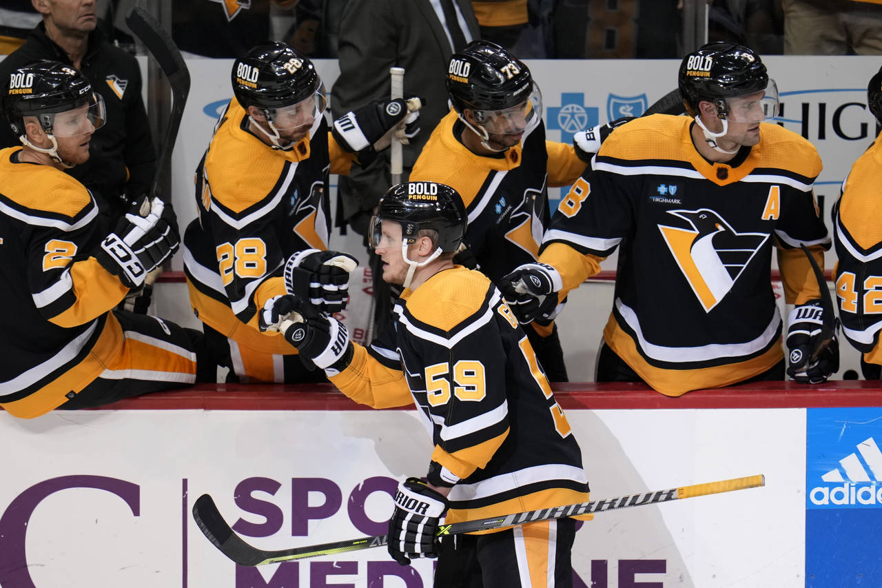 Pittsburgh Penguins' Jake Guentzel (59) returns to the bench after scoring during the third period ...
