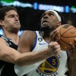 Antetokounmpo scores 30, Bucks extend Warriors' road woes