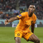 Dumfries gets kissed as Oranje reach World Cup quarterfinals