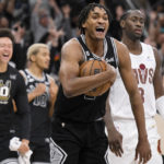 Johnson, Spurs hold off Mitchell, Cavs to win 3rd in row