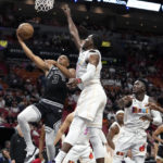 On Popovich's coaching anniversary, Spurs top Heat 115-111