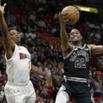 On Popovich's coaching anniversary, Spurs top Heat 115-111