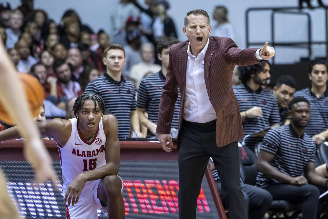Alabama head coach Nate Oats signals as Alabama forward Noah Clowney (15) waits to get into the fir...