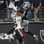Jones snags lateral on final play, Raiders stun Patriots