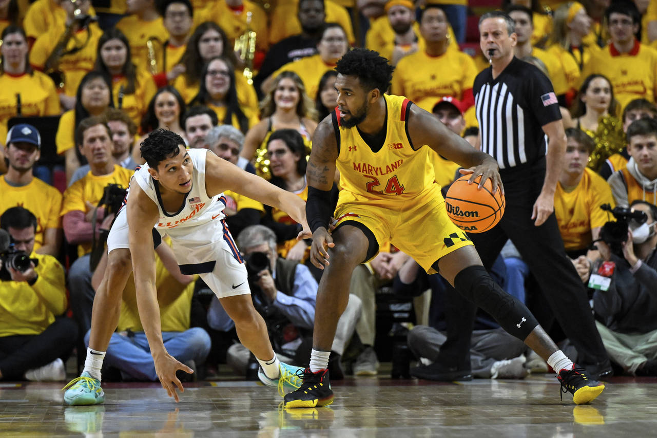 Maryland forward Donta Scott (24) handles the ball against Illinois guard RJ Melendez during the fi...