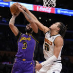 Lakers' Anthony Davis misses 2nd half with right foot injury