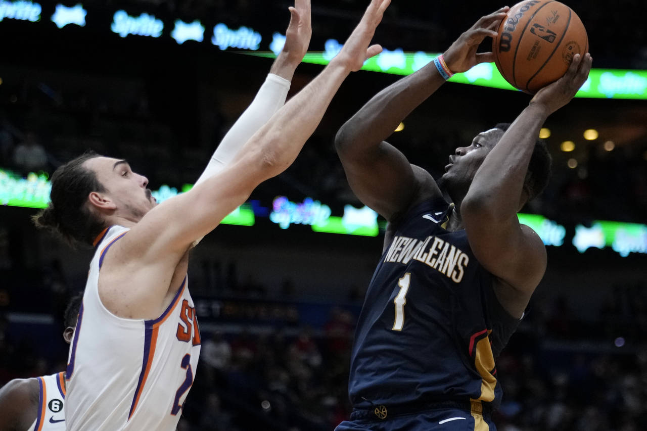 New Orleans Pelicans forward Zion Williamson (1) shoots against Phoenix Suns forward Dario Saric in...