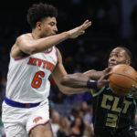 Randle stays hot, scores 33 as Knicks top Hornets 121-102