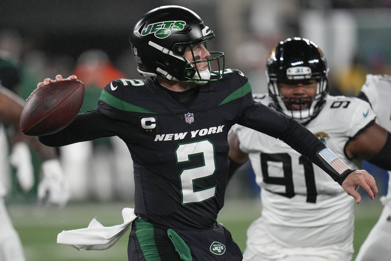 New York Jets quarterback Zach Wilson (2) passes against the Jacksonville Jaguars during the first ...