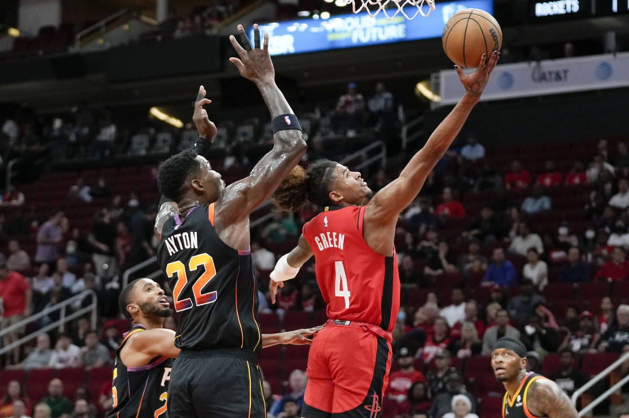 Houston Rockets guard Jalen Green (4) drives to the basket past Phoenix Suns center Deandre Ayton (...