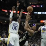 Antetokounmpo scores 30, Bucks extend Warriors' road woes