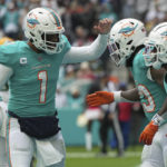 McDaniel: Tua suffered concussion in loss to Packers