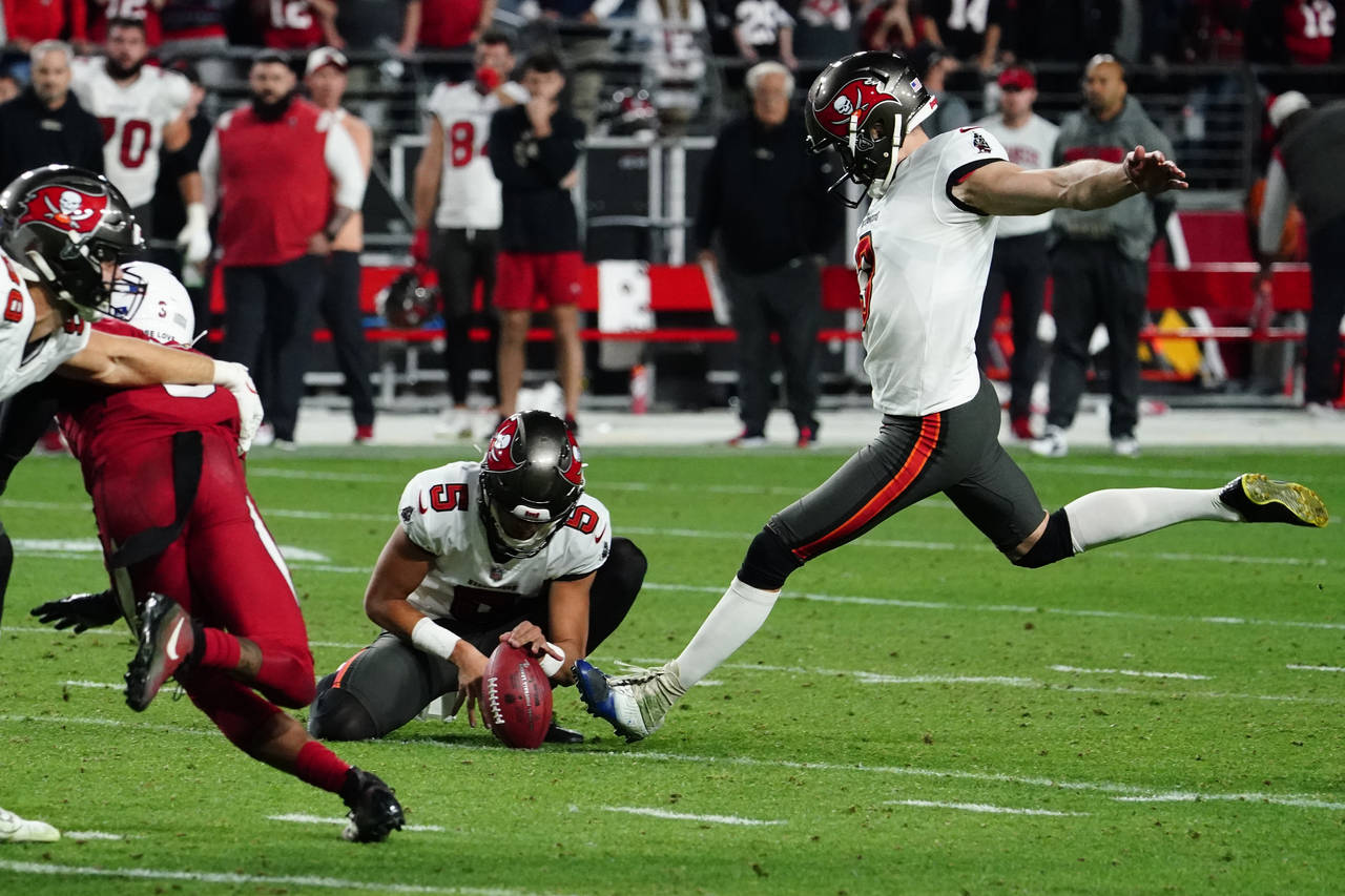 Tampa Bay Buccaneers place kicker Ryan Succop, right, kicks the game-winning field goal as Tampa Ba...