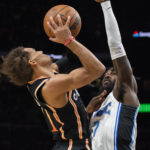 Murray hits winning free throws, Hawks end Magic's streak