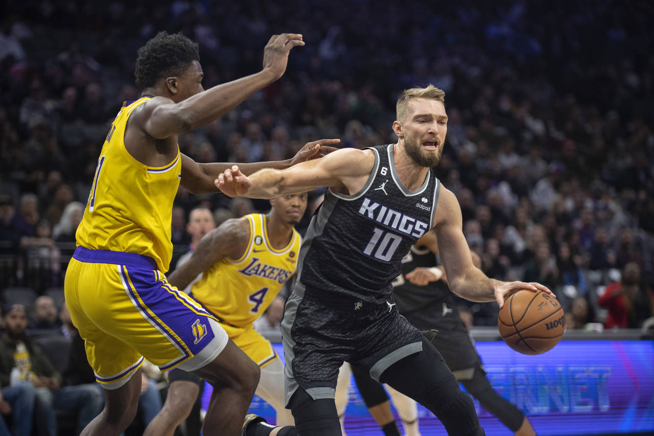 Sacramento Kings forward Domantas Sabonis (10) is defended by Los Angeles Lakers center Thomas Brya...