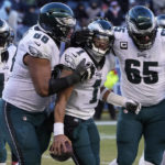 AP source: Eagles QB Hurts suffers sprained right shoulder