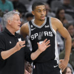 Ayton's double-double helps Suns hand Spurs 11th loss in row