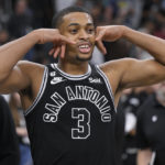 Johnson, Spurs hold off Mitchell, Cavs to win 3rd in row