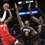 Green scores 26, Rockets beat slumping Suns in Silas' return