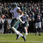 AP source: Eagles QB Hurts suffers sprained right shoulder