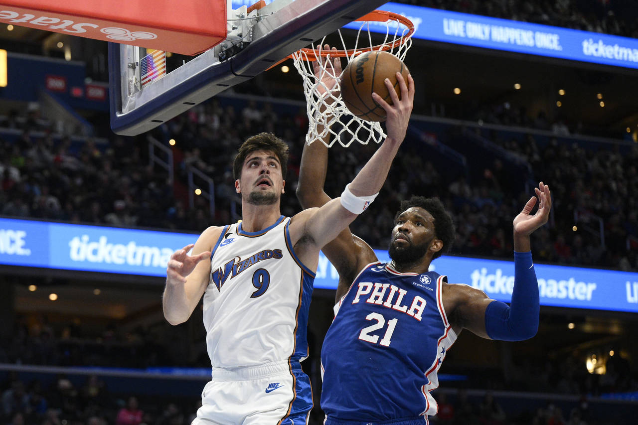Washington Wizards forward Deni Avdija (9) goes to the basket against Philadelphia 76ers center Joe...