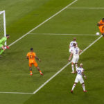 Dumfries gets kissed as Oranje reach World Cup quarterfinals