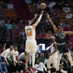 On Popovich's coaching anniversary, Spurs top Heat 115-111